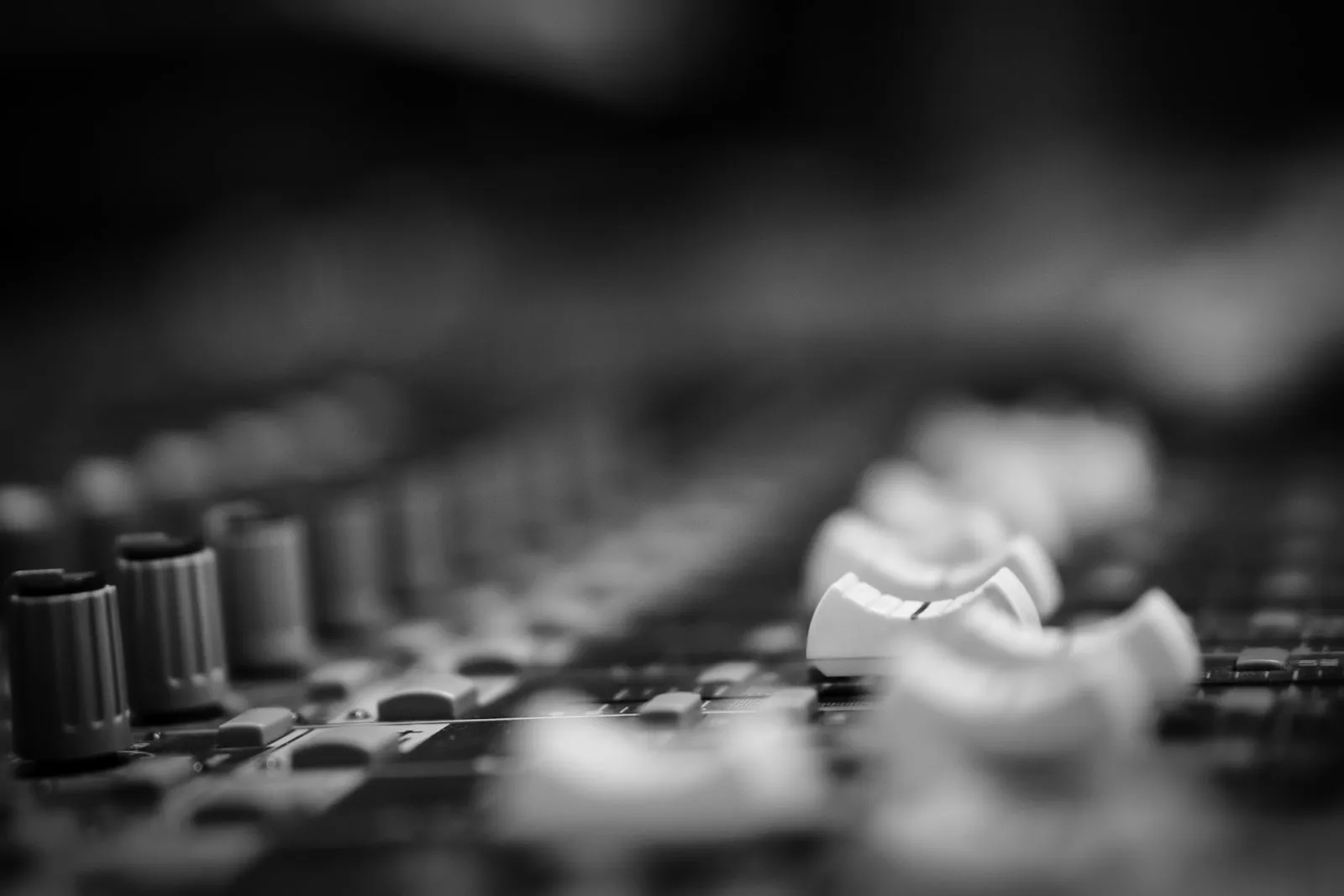 Consola de mezcla en estudio profesional de doblaje y sonido